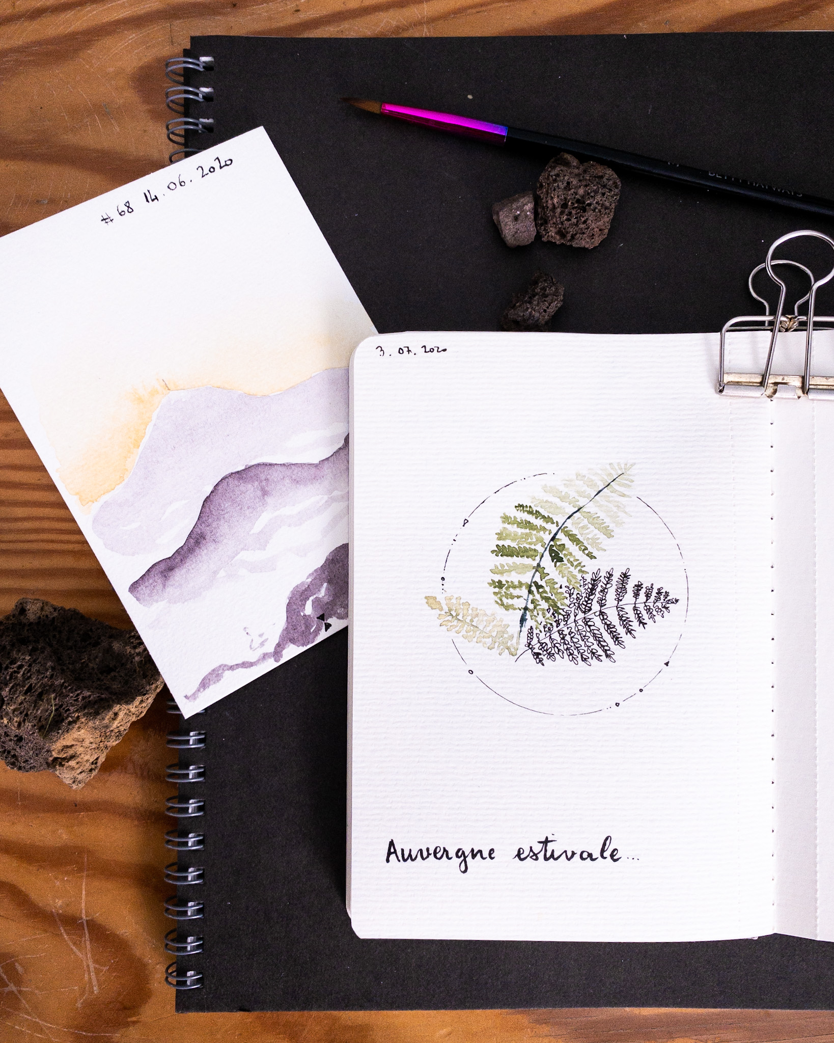 un carnet et des aquarelles autour de l'Auvergne en été